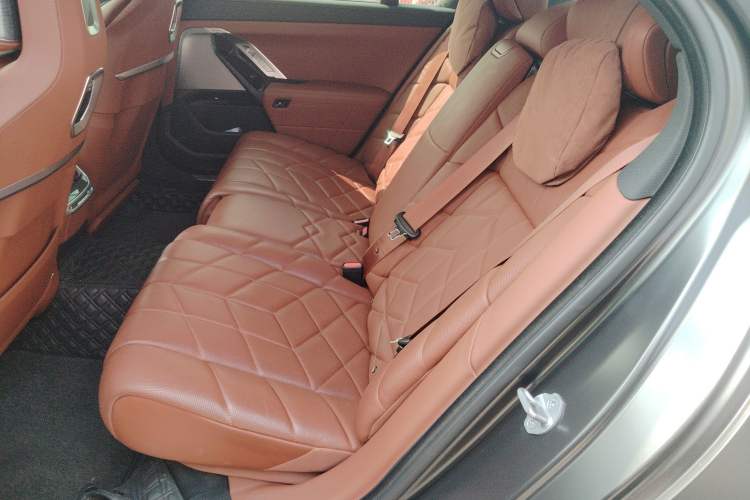 Used BMW 7 Series 2023 740Li Luxury Edition M Sport Package Left Rear Seat