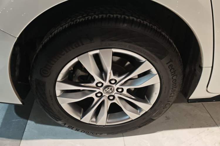 Used Toyota SIENNA 2021 2.5L Hybrid Platinum Edition Right Rear Wheel Hub