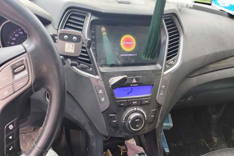 Used Hyundai Santa Fe 2013 2.4L Automatic Two-Wheel Drive Smart Version Audio And AC Panel