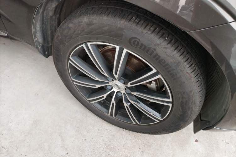 Used Volvo XC60 2021 T5 4x4 Smart Luxury Edition Right Front Wheel Hub