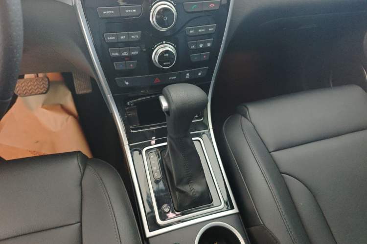 Used Haval H2 2016 Red-Label 1.5T Automatic Two-Wheel Drive Luxury Model Gear Lever