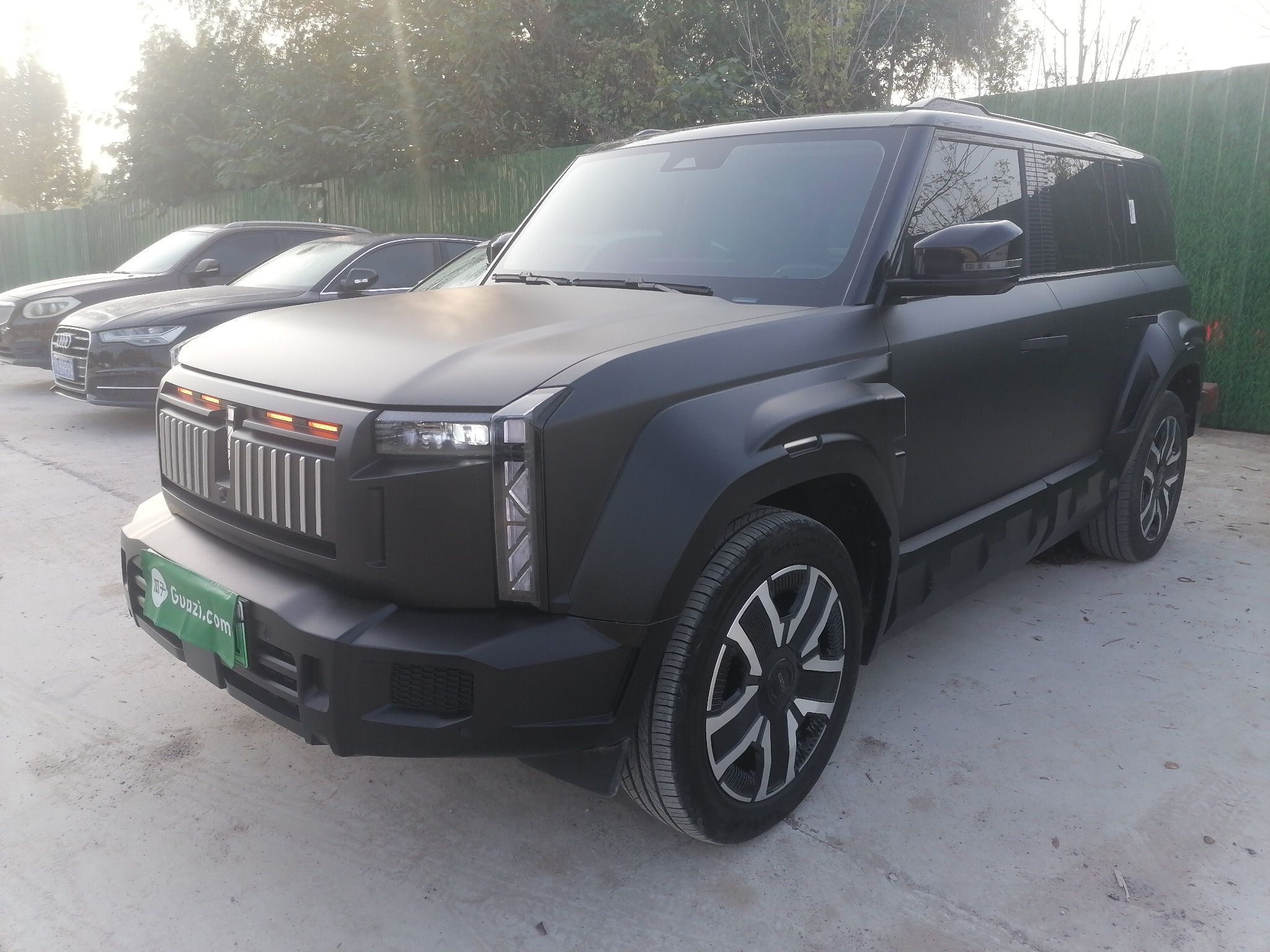 تحت مقدمة السيارة