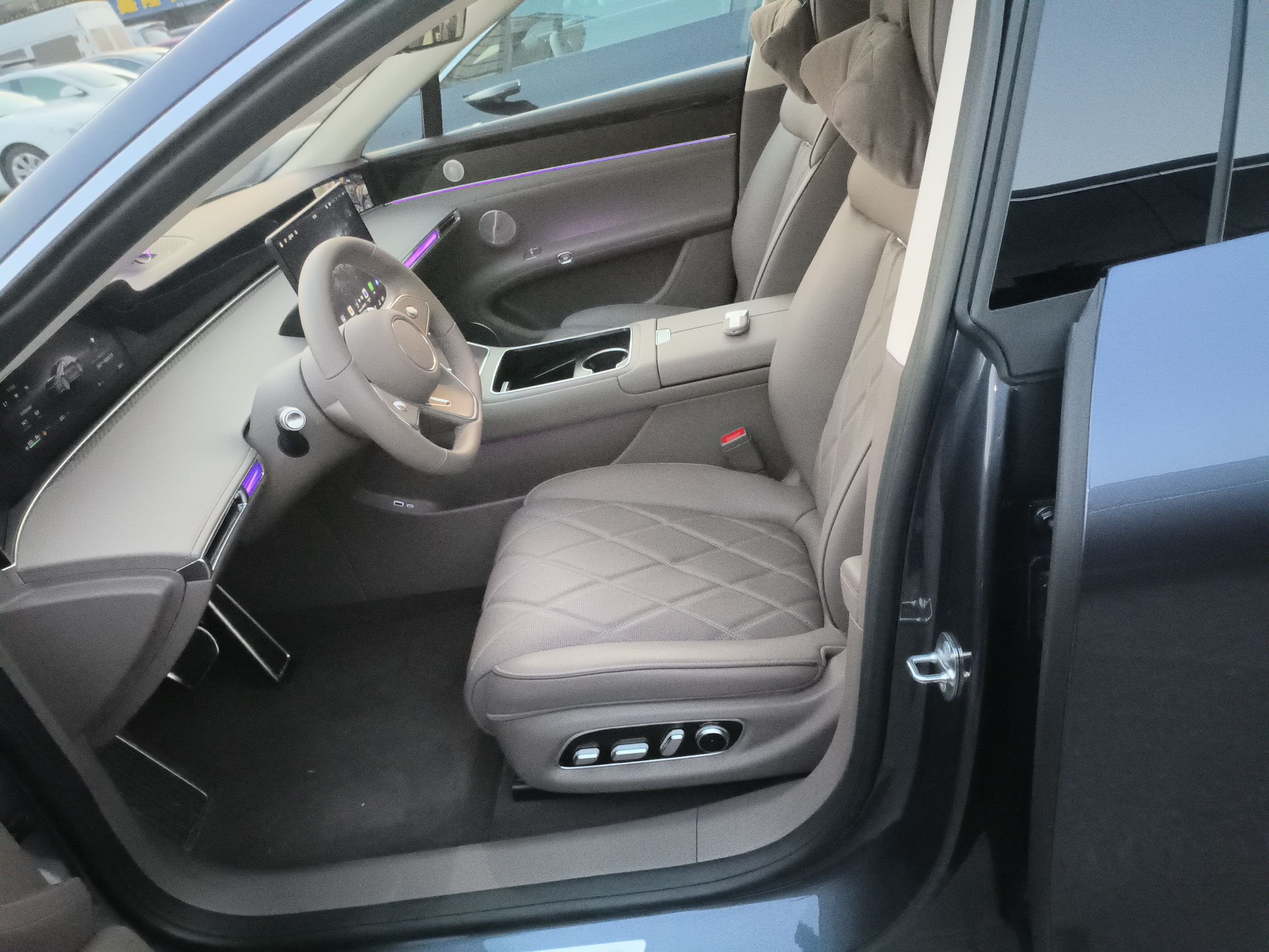 المقاعد الأمامية داخل السيارة