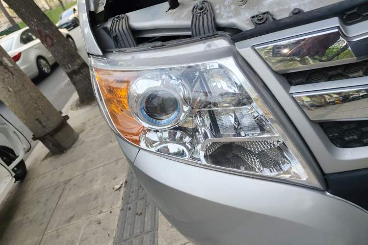 Used Dongfeng Yufeng 2021 2.4T Rear-Drive Van Long Wheelbase High Roof Dual Rear Tires 3-Seater China VI Emission Standard YCY24140-60 Right Front Headlight