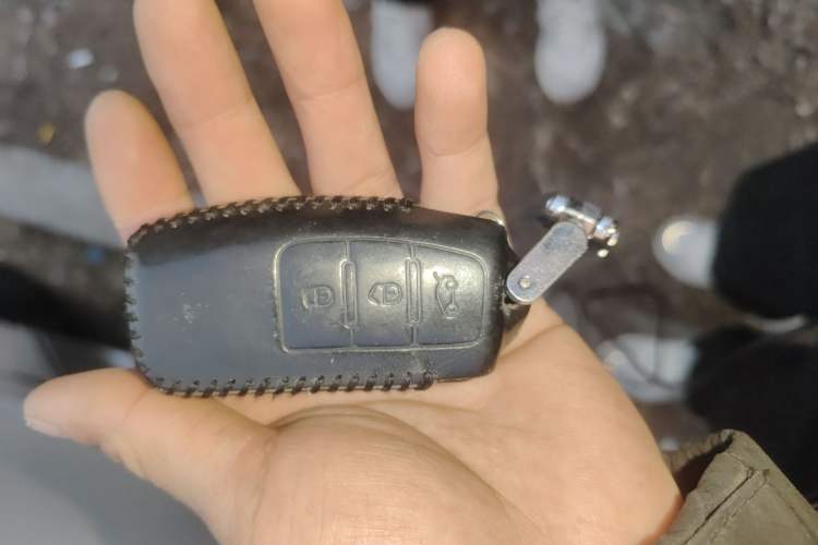 Used JMC Yusheng S350 2013 2.4T Automatic 2WD Diesel Luxury Edition 5 Seats Vehicle Key