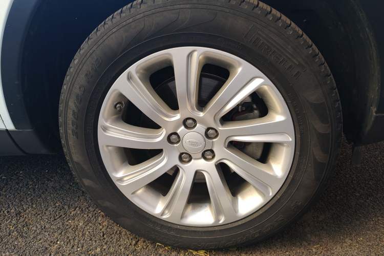 Used Land Rover Discovery Sport 2019 240 PS SE Version China VI Standard Right Front Wheel Hub