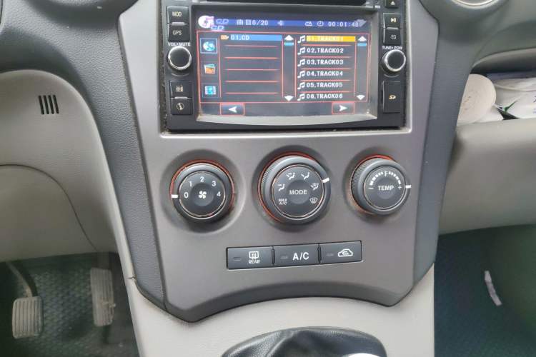 Used Kia Carens 2011 1.6L 5-Seater Manual Luxury Edition Audio And AC Panel