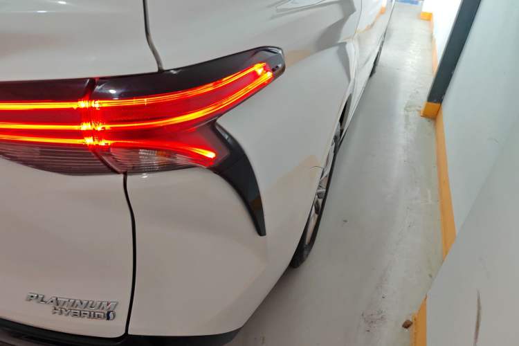 Used Toyota SIENNA 2021 2.5L Hybrid Platinum Edition Right Rear Taillight