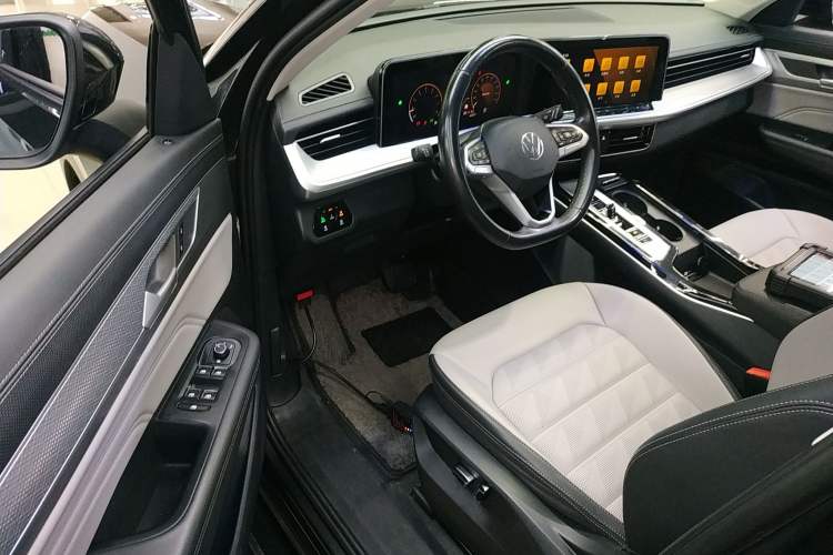 Used Volkswagen Tavendor 2023 330TSI Luxury Touring Edition Driver Seat