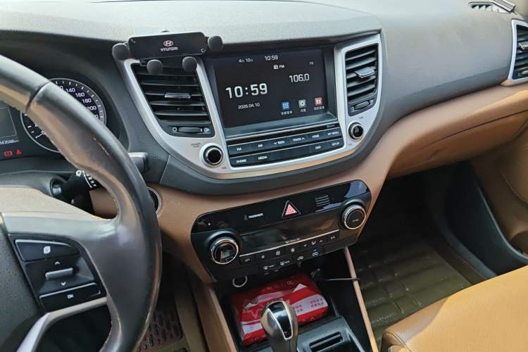 Used Hyundai Tucson 2015 1.6T Dual-Clutch Two-Wheel-Drive Leading Model Audio And AC Panel