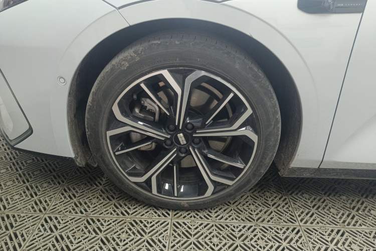 Used Geely Galaxy E8 2025 Model—610km Exploration+ Version