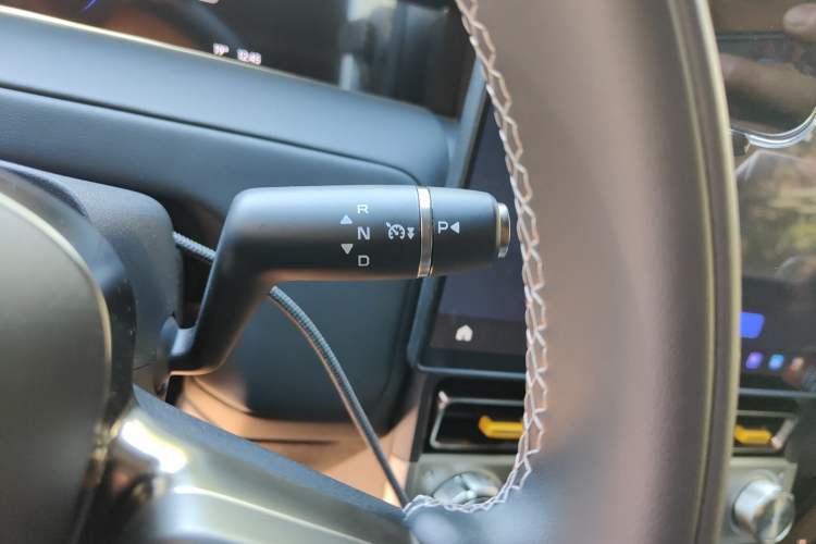 Used iCAR V23 2026 Model 401 Two-Wheel Drive Super Sports Edition Gear Lever