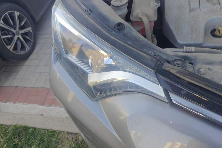 Used Toyota RAV4 2016 2.0L CVT Two-Wheel Drive Fashion Edition China V Standard Right Front Headlight