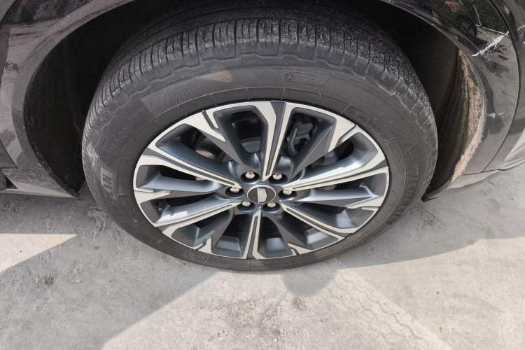 Used Cadillac XT5 2025 2.0T Luxury Version Right Front Wheel Hub