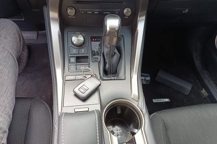 Used Lexus NX 2020 200 Front-Wheel Drive Freeline Edition China VI Standard Gear Lever