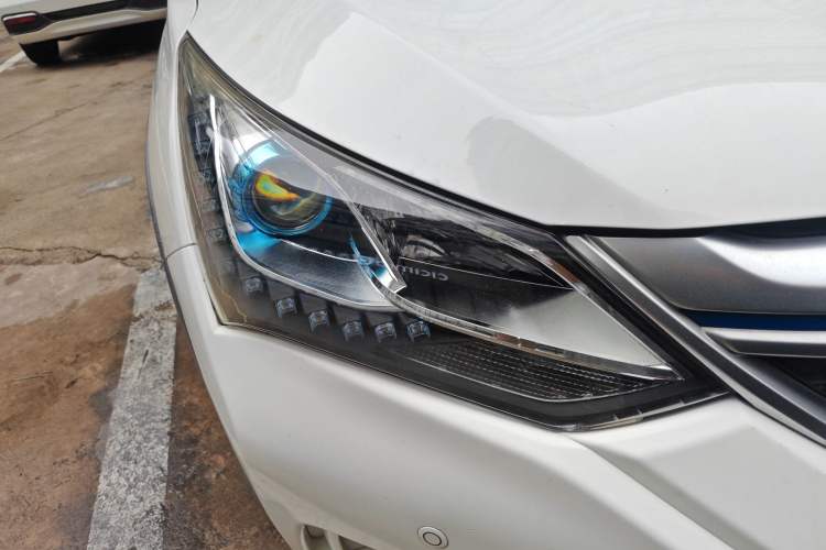 Used BYD Song New Energy 2017 Song DM 1.5TID All-Wheel Drive Luxury Model Right Front Headlight