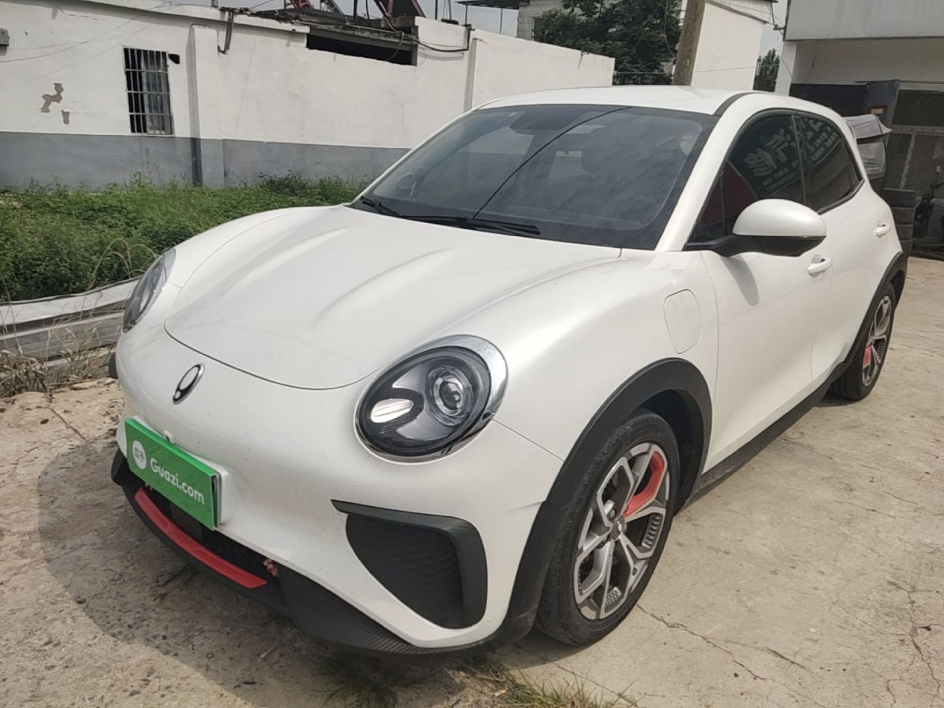 Unter der Vorderseite des Autos