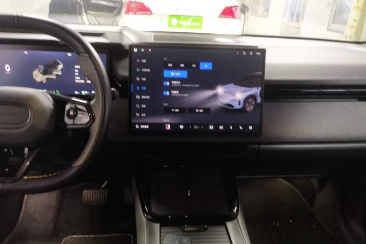 Used Lynk & Co 08 EM-P 2025 220 km All-Wheel-Drive Performance Halo