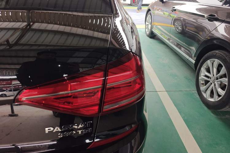 Used Volkswagen Passat 2017 330TSI DSG Luxury Edition Right Rear Taillight