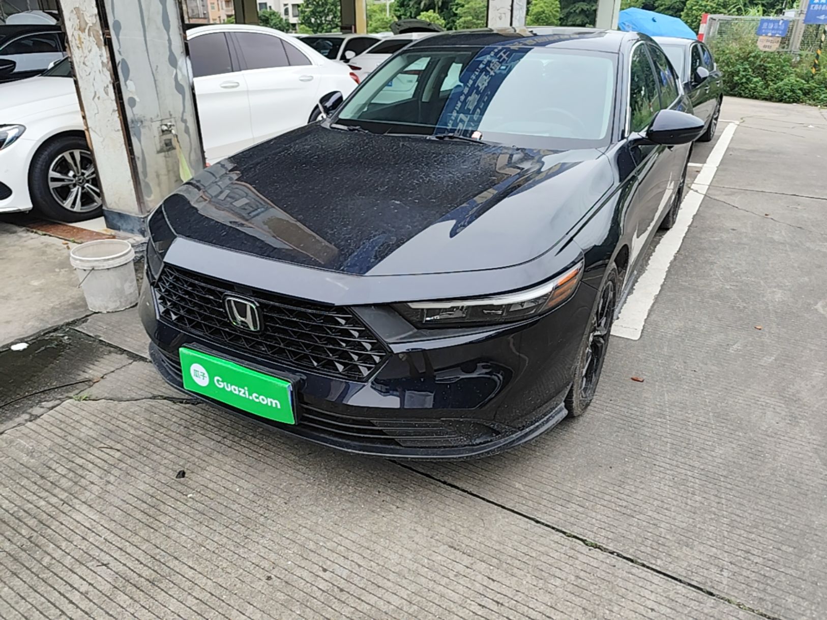 Под передней частью автомобиля