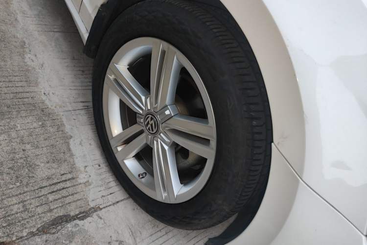 Used Volkswagen Lamando 2015 280TSI DSG Comfort Edition Right Front Wheel Hub