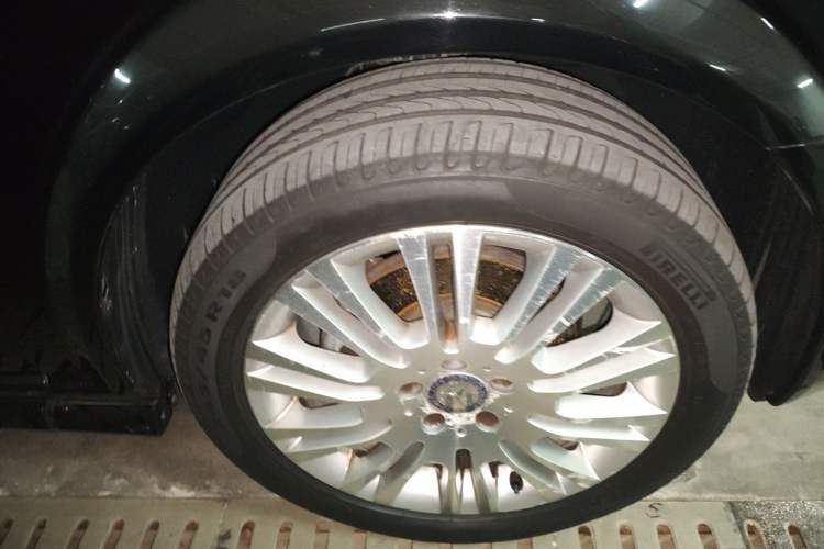 Used Mercedes-Benz Viano  Right Front Wheel Hub