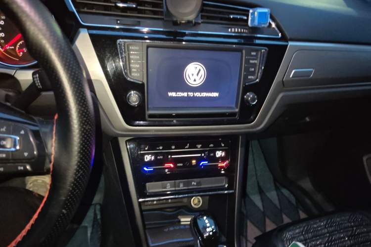 Used Volkswagen Touran 2021 Volkswagen Touran L 280TSI DSG Boundary Edition 7-Seater Audio And AC Panel