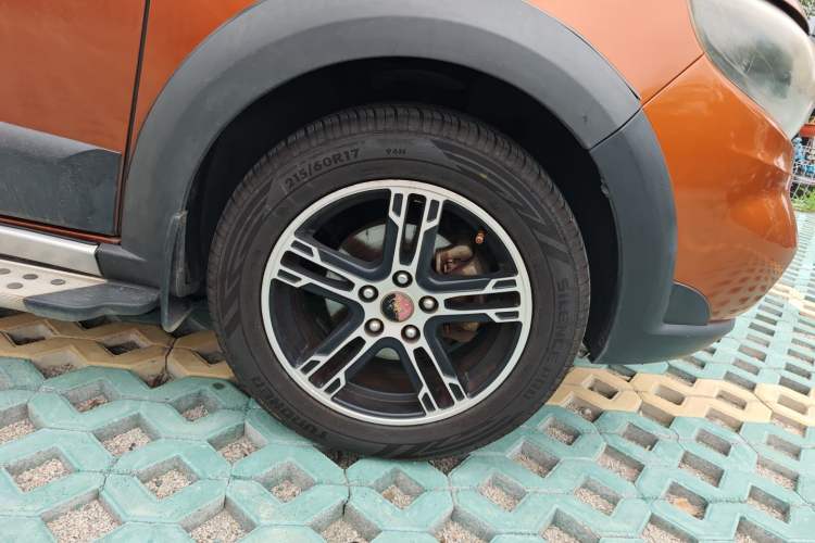 Used FORTHING Joyear X5 2013 1.6L Manual Luxury Model China IV Standard
