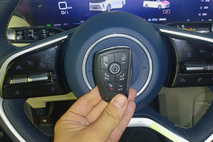 Used Buick GL8 New Energy 2024 Lu Zun Luxury Edition 7-Seater Vehicle Key