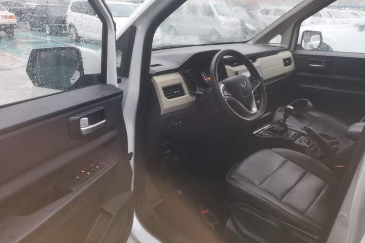 Used Wuling Hongguang PLUS 2020 1.5L Manual Comfort 7-Seater
