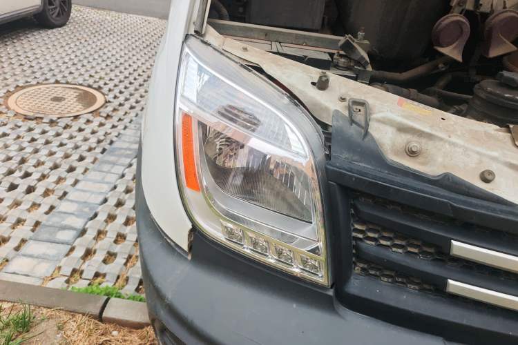 Used SAIC MAXUS Xintu V80 2019 2.5T Classic Edition 6-Speed Manual – Aoyuntong Modified Version Short Wheelbase Mid-Height Roof 5/6 Seats
