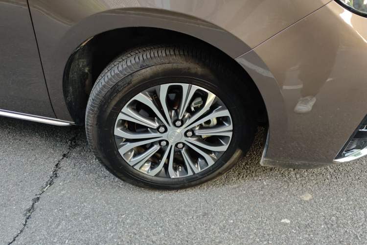 Used Buick GL8 2023 Facelifted Land Cruiser Executive Luxury Version Right Front Wheel Hub