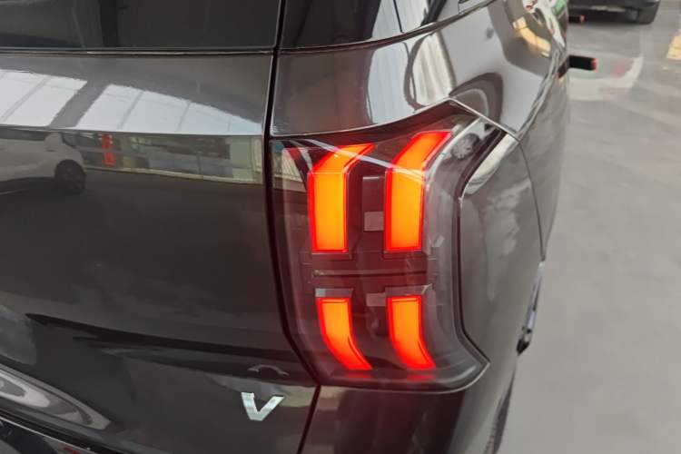 Used AION V 2024 Aion Tyrannosaurus 650 Smart Premium Edition