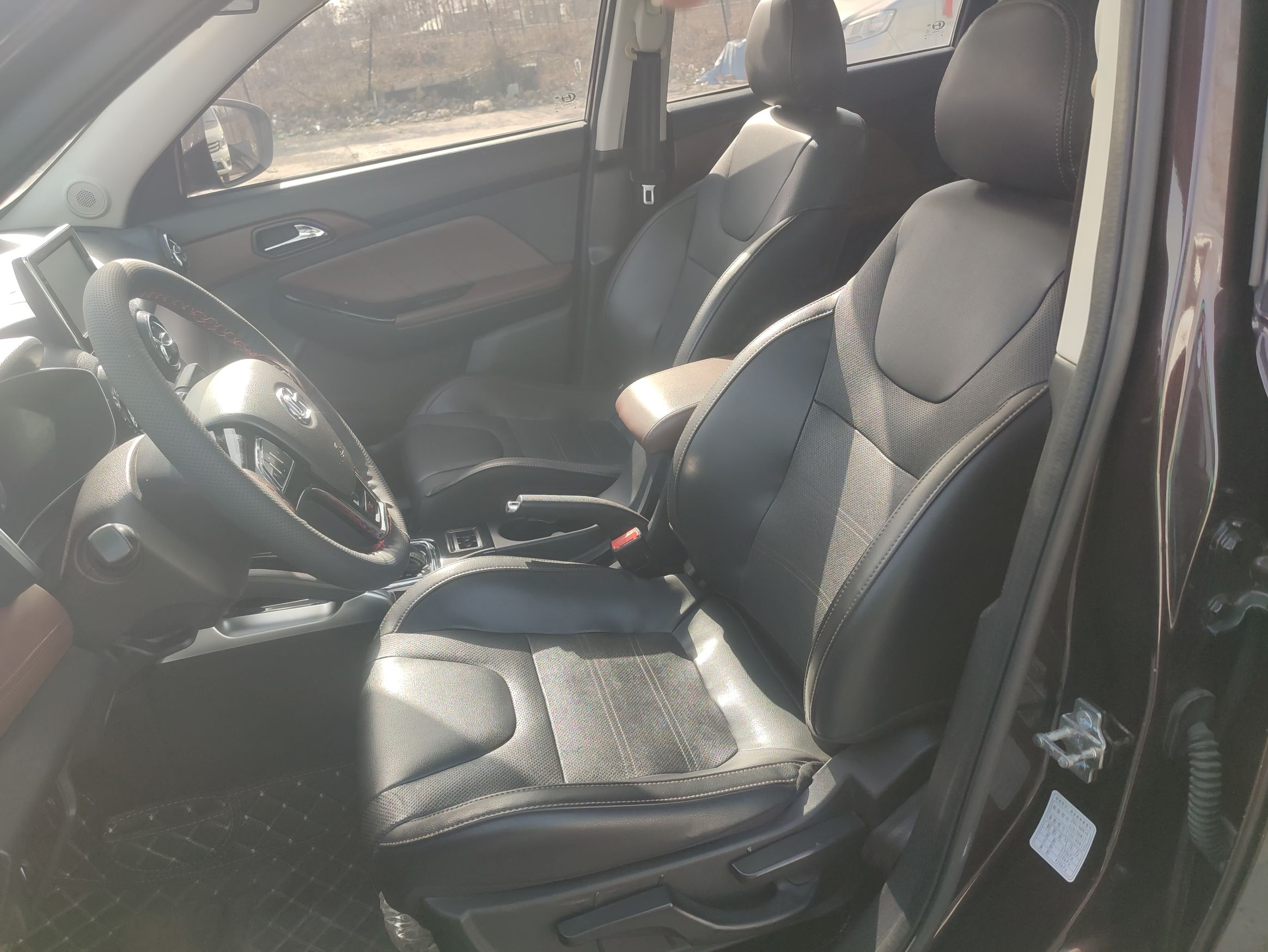 المقاعد الأمامية داخل السيارة