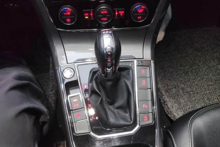 Used Volkswagen Passat 2017 330TSI DSG Luxury Edition Gear Lever