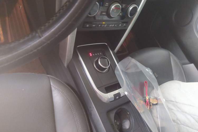 Used Land Rover Discovery Sport 2018 240 PS SE Version Gear Lever