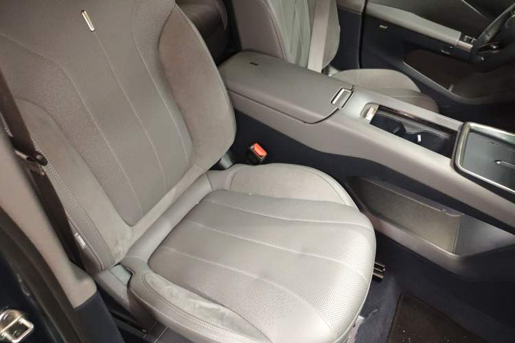 Used Lynk & Co 07 2024 EM-P 126 Long-Range Ultra Right Front Seat