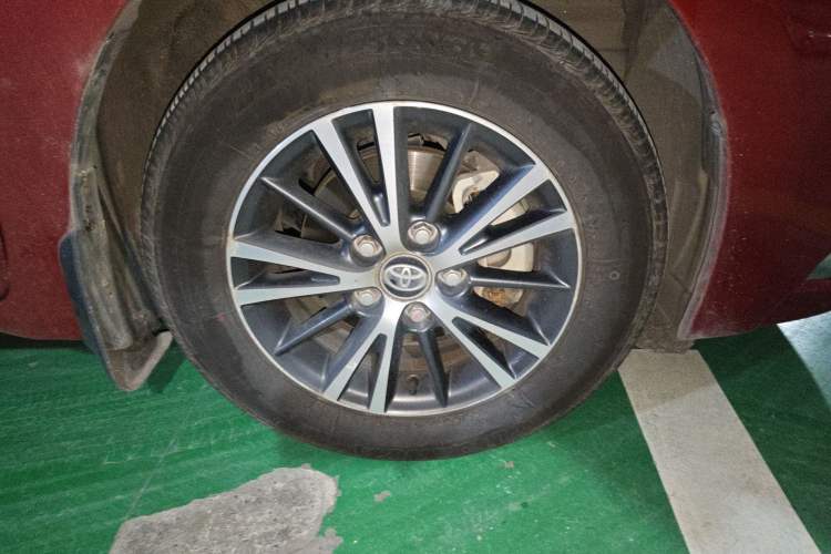 Used Toyota Levin 2016 Dual-Engine 1.8H GS E-CVT Elite Model with Sunroof Right Front Wheel Hub