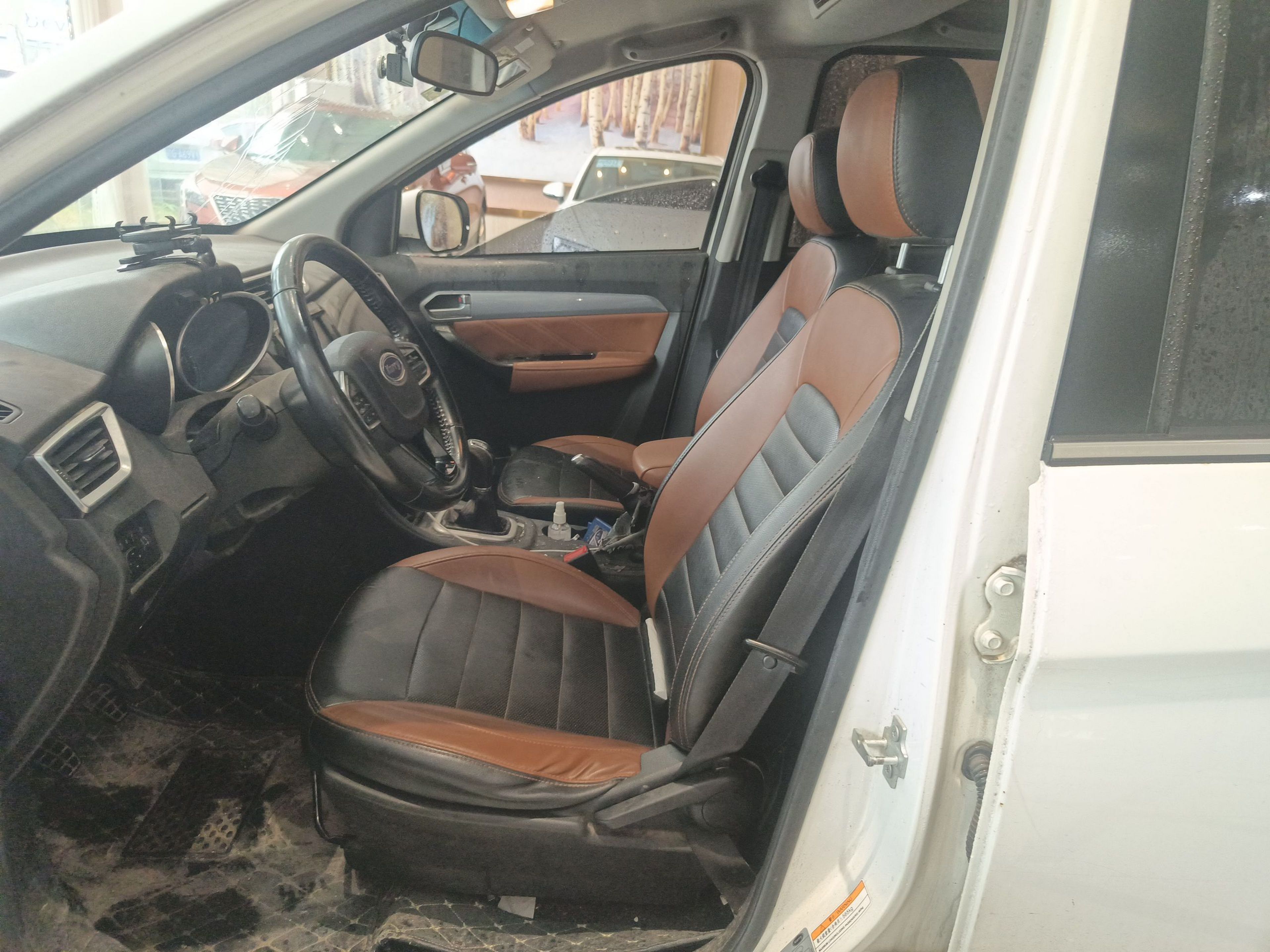 المقاعد الأمامية داخل السيارة