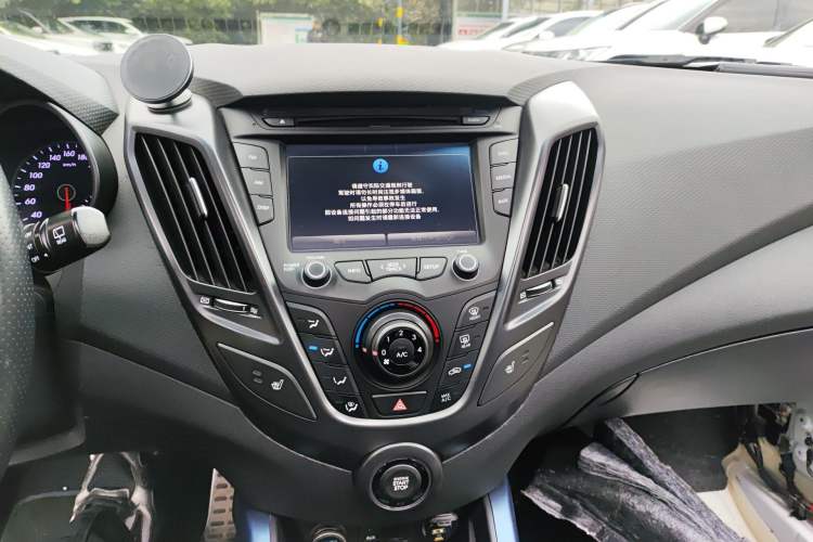 Used Hyundai Veloster 2015 1.6T Automatic Luxury Edition Audio And AC Panel