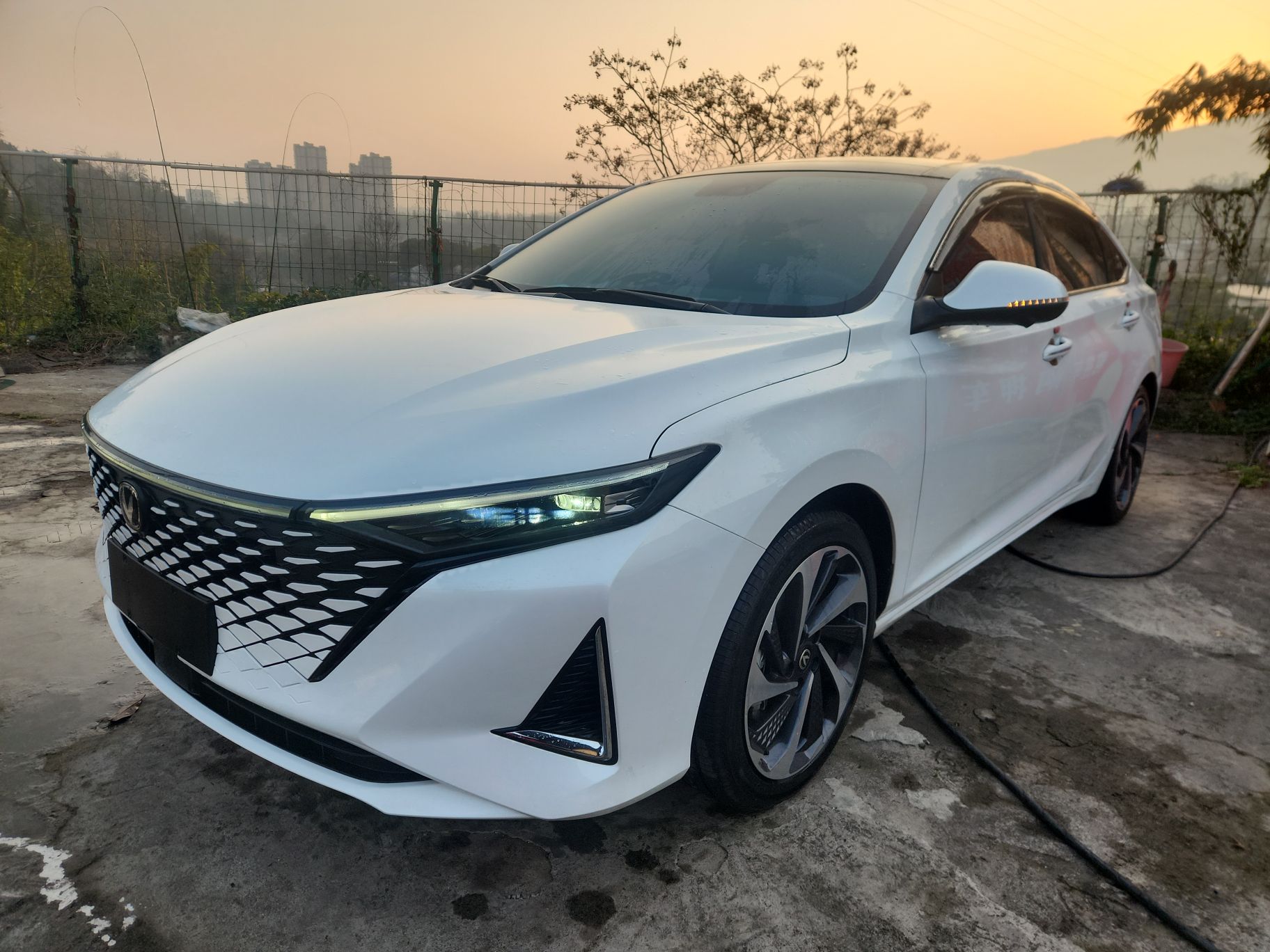 Под передней частью автомобиля