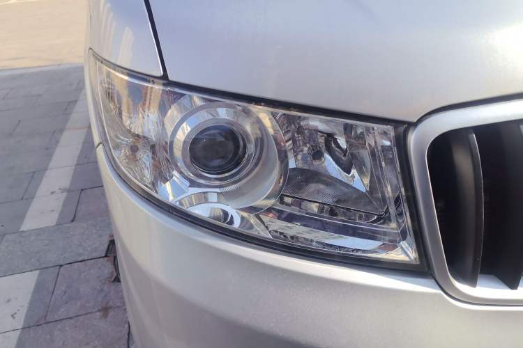 Used Jinbei Hiace X30 2024 1.5L Champion Edition Passenger Vehicle 5/6/7 Seats Right Front Headlight