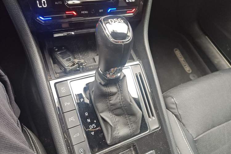 Used Skoda Superb 2019 TSI330 DSG Luxury Edition Gear Lever