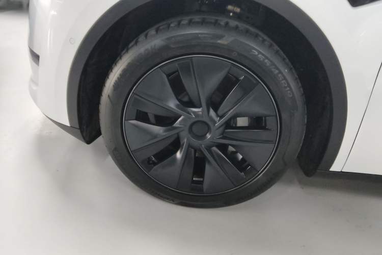 Used Tesla Model Y 2023 Long-Range All-Wheel-Drive Version
