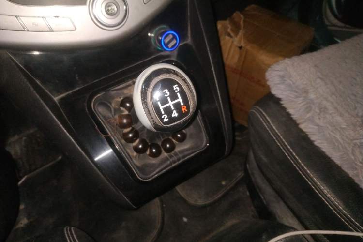 Used BYD S6 2014 2.0L Manual Luxury 5-Seater Gear Lever