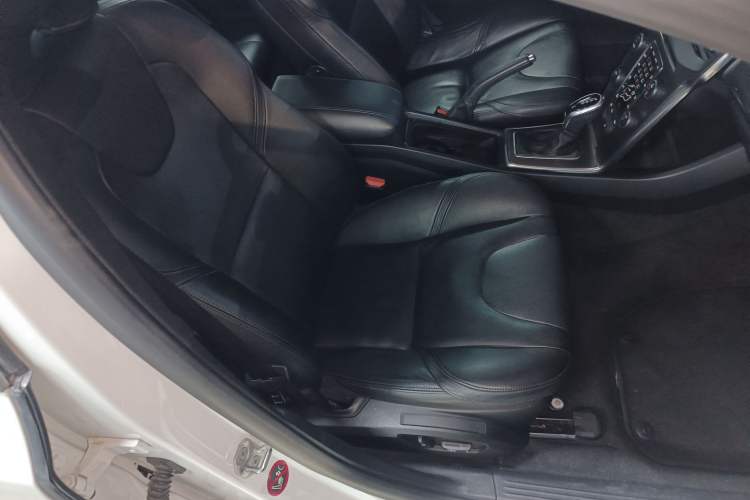 Used Volvo V40 2015 1.6T Zhiya Edition
