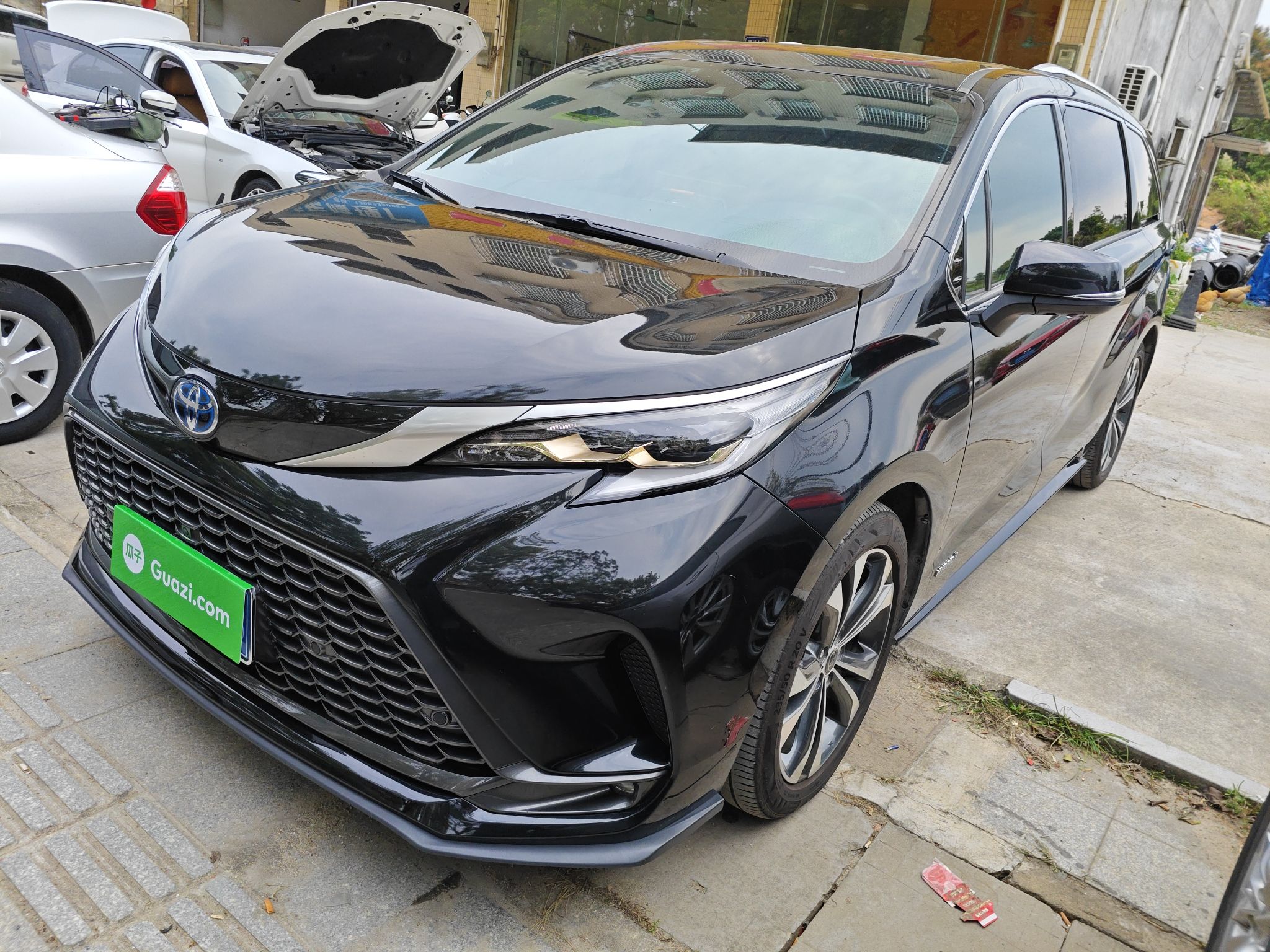 تحت مقدمة السيارة