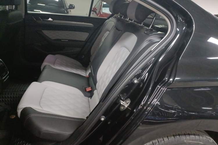 Used Volkswagen Magotan 2023 2 Million Units Limited Edition 330TSI DSG Leading Version Left Rear Seat