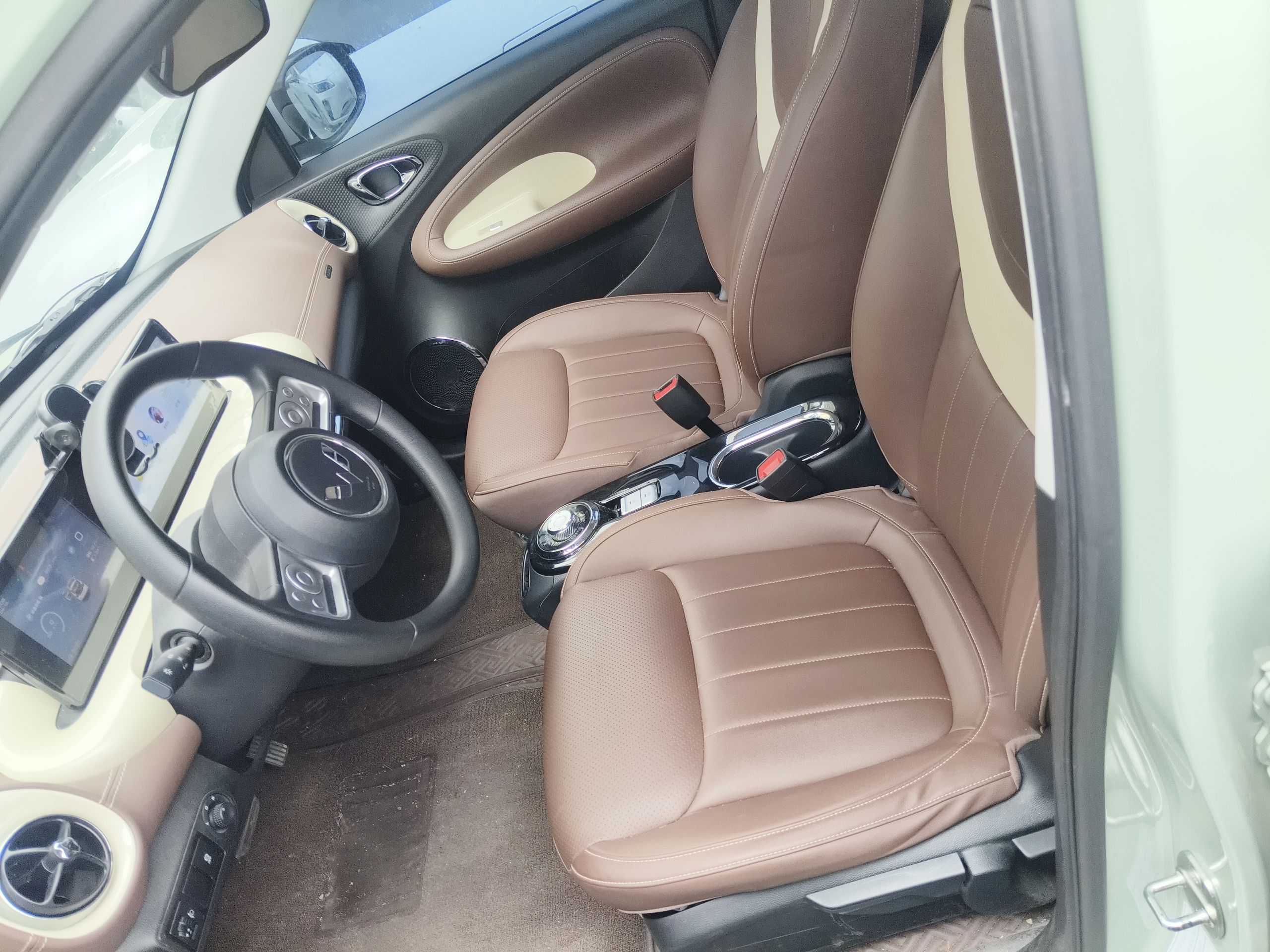 المقاعد الأمامية داخل السيارة