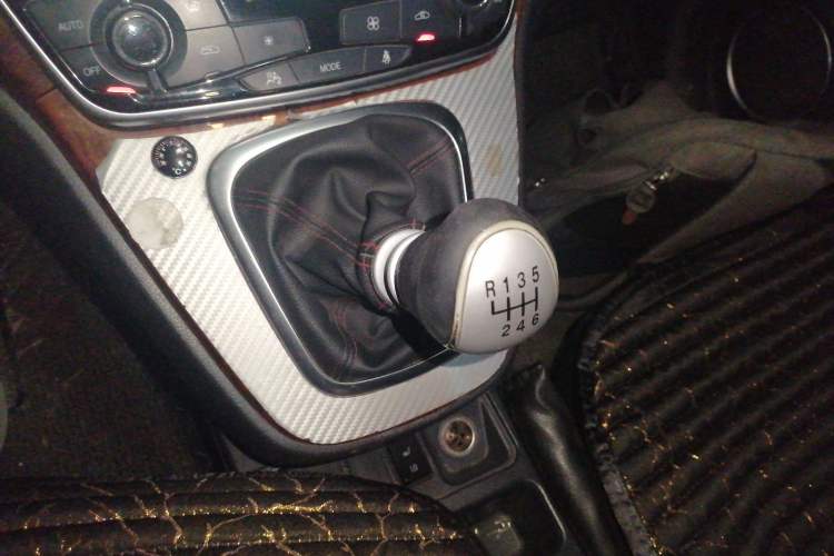 Used Haval H6 2015 Revised Version Sport Edition 1.5T Manual Transmission Two-Wheel Drive Elite Grade Gear Lever